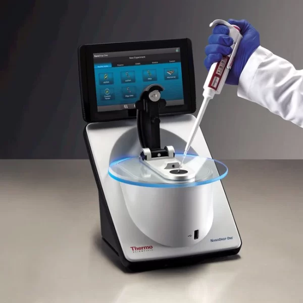 دستگاه نانودراپ ND-ONE کمپانی Thermo 1 NanoDrop One w Pipette Hand.jpg 650